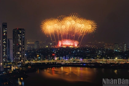 Mãn nhãn màn pháo hoa trên bầu trời Hà Nội mừng Đại hội XIV của Đảng thành công rực rỡ